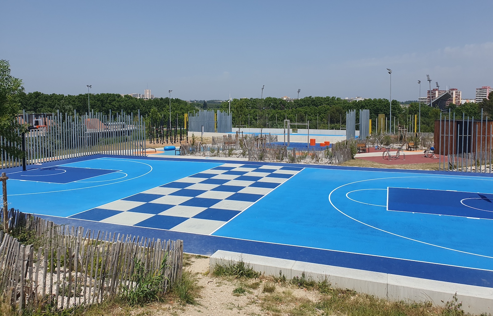 Complexe sportif, pump track et aire de jeu à Juvignac